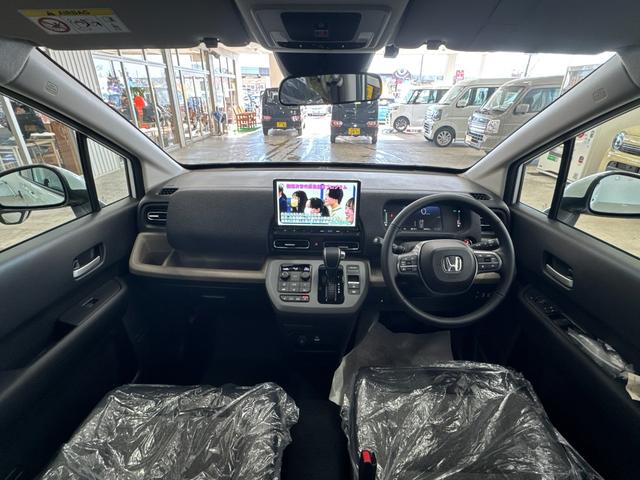 フリード ｅ：ＨＥＶエアー　ＥＸ／４ＷＤ／登録済み未使用車／　寒冷地仕様／純正Ｇａｔｈｅｒｓ１１．４型／全方位カメラ／ＢＳＭ／ＥＴＣ２．０／ブルートゥース／フルセグ／ＤＶＤ／シートヒーター／コーナーセンサー／ブレーキホールド／ワイパー熱線＆ドアミラーヒーター（4枚目）