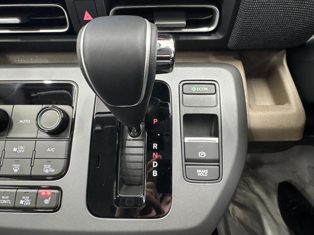 フリード ｅ：ＨＥＶエアー　ＥＸ／４ＷＤ／登録済み未使用車／　寒冷地仕様／純正Ｇａｔｈｅｒｓ１１．４型／全方位カメラ／ＢＳＭ／ＥＴＣ２．０／ブルートゥース／フルセグ／ＤＶＤ／シートヒーター／コーナーセンサー／ブレーキホールド／ワイパー熱線＆ドアミラーヒーター（16枚目）