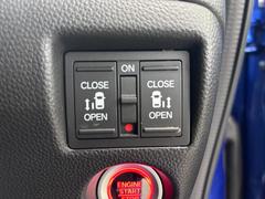 【両側オートスライドドア】運転席にあるスイッチでスライドドアを開閉する事が可能です。ＯＦＦスイッチを入れると自動から手動へ切り替えも可能です。 5