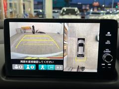 【アラウンドビューカメラ】前後左右に取付されたカメラを１画面に映すことで、自車を上空から見たような映像を見る事ができます。これで狭い駐車場でも安心です♪ 4