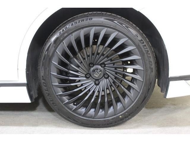 タイヤサイズは２４５／４５ＺＲ２０　アルミホイールはブラックスパッタリング塗装になります。