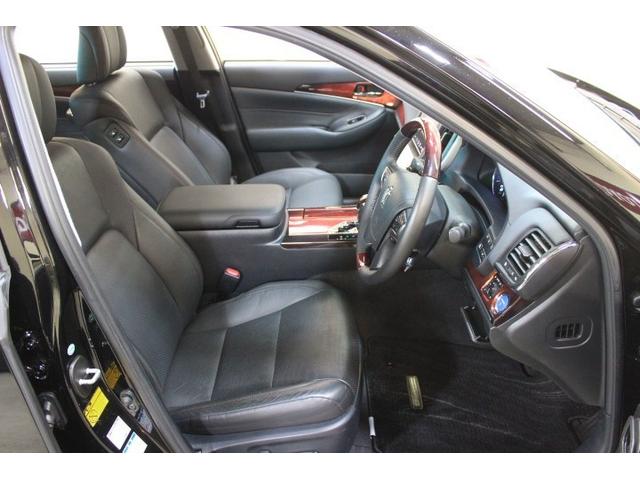 クラウンマジェスタ Four 4WD ナビ&TV 衝突被害軽減システム ETC バックカメラ スマートキー 横滑り防止機能 LEDヘッドランプ ワンオーナー キーレス 盗難防止装置 電動シート DVD再生 乗車定員5人 革シート(8枚目)