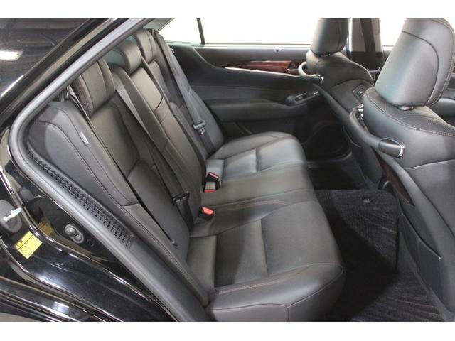 クラウンマジェスタ Four 4WD ナビ&TV 衝突被害軽減システム ETC バックカメラ スマートキー 横滑り防止機能 LEDヘッドランプ ワンオーナー キーレス 盗難防止装置 電動シート DVD再生 乗車定員5人 革シート(10枚目)