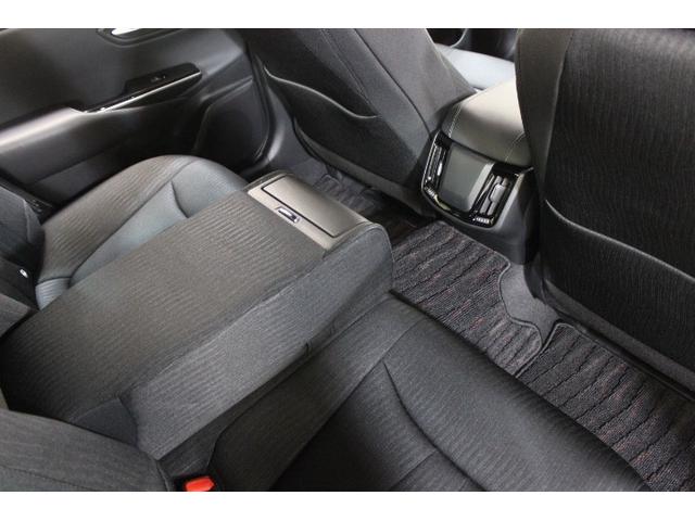 リアシートセンターアームレストになります。