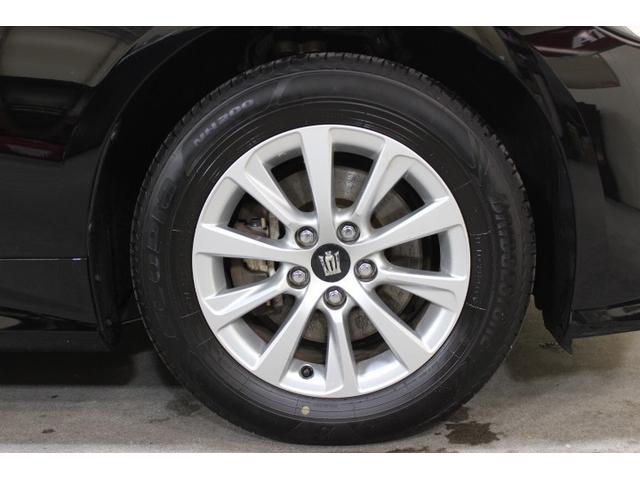 タイヤサイズは２１５／６０Ｒ１６になります。