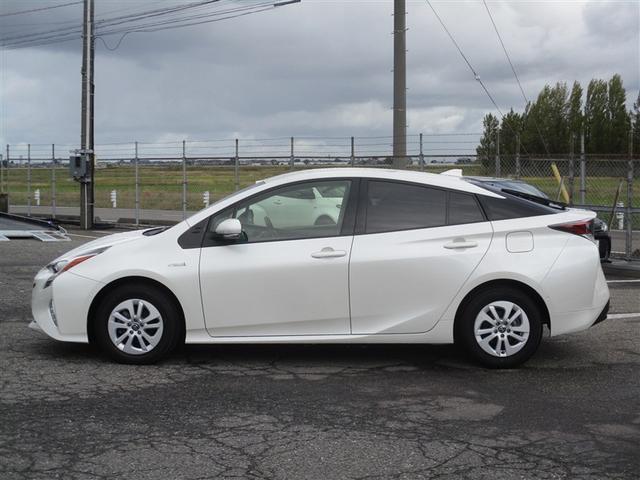 プリウス Ｓセーフティプラス　４ＷＤ　ナビ＆ＴＶ　衝突被害軽減システム　ＥＴＣ　バックカメラ　スマートキー　アイドリングストップ　横滑り防止機能　ＬＥＤヘッドランプ　ワンオーナー　キーレス　盗難防止装置　ＤＶＤ再生　乗車定員５人（16枚目）