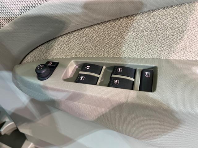 L 禁煙車 キーレス オートエアコン 純正オーディオ シガーソケット 分割可倒式リアシート プライバシーガラス パワーステアリング パワーウインドウ エアバッグ ヘッドライトレベライザー(22枚目)