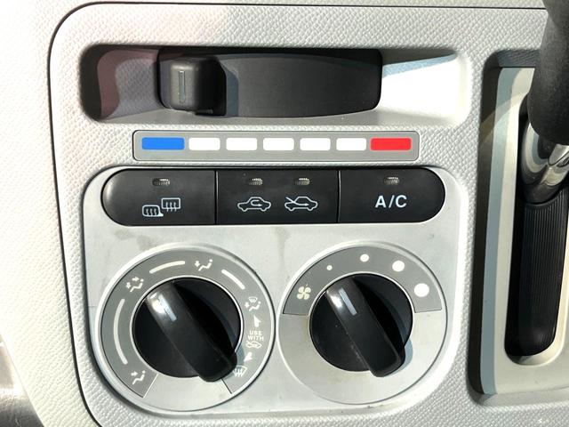 寒い冬も暑い夏も全席に快適な空調を届けてくれる、ダイヤル式エアコンを装備♪