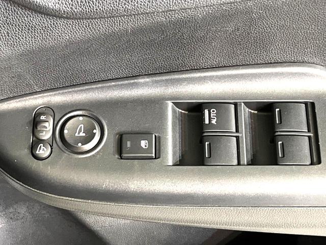 フィットハイブリッド Sパッケージ 4WD 衝突軽減 ナビ バックカメラ LEDヘッド ETC クルコン オートライト オートエアコン Bluetooth接続 CD/DVD再生 フルセグ 禁煙車 ドラレコ スマートキー(33枚目)