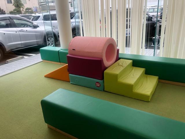 キッズスペースも完備！小さなお子様連れでも、ゆっくりとお車探しをお楽しみいただけます。