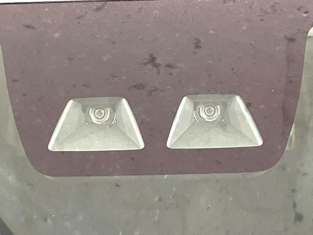 【スマートアシスト】走行中に前方の車両等を認識し、衝突しそうな時は警報とブレーキで衝突回避と被害軽減をアシスト。より安全にドライブをお楽しみいただけます。