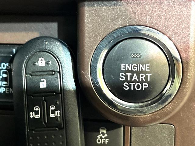 【スマートキー】カバンやポケットに入れたままでもドアの施錠・解錠が可能なスマートキーを装備。エンジンのオン・オフ時もカギを取り出す必要が無いからとっても便利です♪