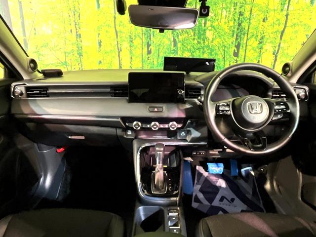 ヴェゼル ｅ：ＨＥＶ　Ｚ　４ＷＤ　ホンダコネクトディスプレイ　全周囲カメラ　デジタルインナーミラー　ＥＴＣ］　ドラレコ　Ｂｌｕｅｔｏｏｔｈ接続　ＬＥＤヘッド　パドルシフト　オートライト　オートエアコン　スマートキー（2枚目）