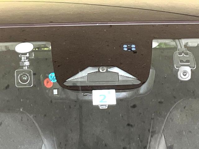 ヴェゼル ｅ：ＨＥＶ　Ｚ　４ＷＤ　ホンダコネクトディスプレイ　全周囲カメラ　デジタルインナーミラー　ＥＴＣ］　ドラレコ　Ｂｌｕｅｔｏｏｔｈ接続　ＬＥＤヘッド　パドルシフト　オートライト　オートエアコン　スマートキー（3枚目）