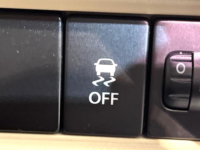 【横滑り防止装置】車両の横滑りを感知すると、自動的に車両の進行方向を保つように車両を制御します。雨の日など滑りやすい路面状況でも安全な運転が可能です。