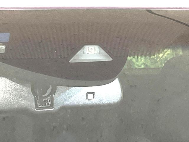 ヴェゼル ハイブリッドＺ・ホンダセンシング　４ＷＤ　衝突軽減　純正ナビ　シートヒーター　ＬＥＤヘッド　バックカメラ　ＥＴＣ　Ｂｌｕｅｔｏｏｔｈ接続　ＣＤ／ＤＶＤ再生　オートライト　オートエアコン　スマートキー　盗難防止装置　電動格納ミラー（3枚目）