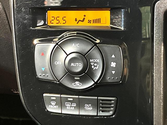 【オートエアコン】一度お好みの温度に設定すれば、車内の温度を検知し風量や温度を自動で調整。暑い…寒い…と何度もスイッチ操作をする必要はありません。快適な車内空間には必須の機能ですね♪