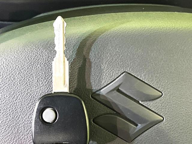 キャリイトラック ６０周年記念車　４ＷＤ　衝突軽減　ＨＩＤヘッドライト　オートハイビーム　オートライト　リモコンキー　車線逸脱警報　ふらつき警報　誤発進抑制　三方開荷台　ＡＭ／ＦＭラジオ（5枚目）