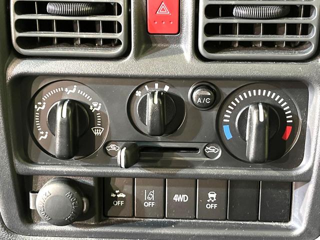 キャリイトラック ６０周年記念車　４ＷＤ　衝突軽減　ＨＩＤヘッドライト　オートハイビーム　オートライト　リモコンキー　車線逸脱警報　ふらつき警報　誤発進抑制　三方開荷台　ＡＭ／ＦＭラジオ（8枚目）