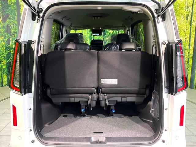 セレナ ｅ－パワー　ハイウェイスターＶ　登録済未使用車　メーカー１２．３型ナビ　全周囲カメラ　衝突軽減　プロパイロット　ハンズフリー両側電動スライド　シートヒーター　ステアリングヒーター　ＥＴＣ２．０　ＬＥＤヘッド＆フォグ　オートハイビーム（12枚目）