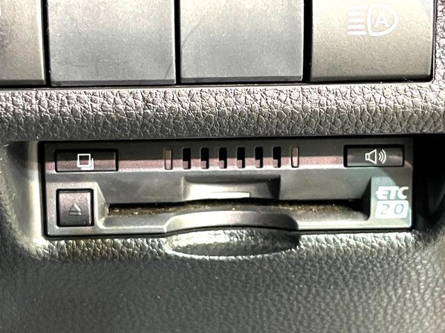 Ｇ　Ｚパッケージ　サンルーフ　純正９型ナビ　バックカメラ　衝突軽減　ステアリングヒーター　シートヒーター　パワーバックドア　パワーシート　レーダークルコン　ＥＴＣ　ＬＥＤヘッド　オートハイビーム　デュアルオートエアコン（画像28）