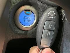 【インテリジェントキー】カバンやポケットに入れたままでもドアの施錠・解錠が可能なスマートキーを装備。エンジンのオン・オフ時もカギを取り出す必要が無いからとっても便利です♪ 3