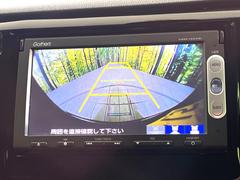 【バックカメラ】駐車時に後方がリアルタイム映像で確認できます。大型商業施設や立体駐車場での駐車時や、夜間のバック時に大活躍！運転スキルに関わらず、今や必須となった装備のひとつです！ 5