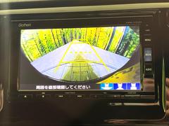 【バックカメラ】駐車時に後方がリアルタイム映像で確認できます。大型商業施設や立体駐車場での駐車時や、夜間のバック時に大活躍！運転スキルに関わらず、今や必須となった装備のひとつです！ 4