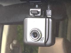 【ドライブレコーダー】安心・安全なカーライフに必須のドライブレコーダーを装備！走行中はもちろん、あおり運転や事故に遭遇した際の状況も映像で記録し、万一のリスクに備えます。 4