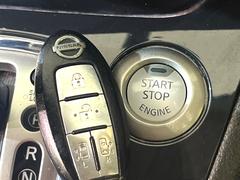 【インテリジェントキー】カバンやポケットに入れたままでもドアの施錠・解錠が可能なスマートキーを装備。エンジンのオン・オフ時もカギを取り出す必要が無いからとっても便利です♪ 7