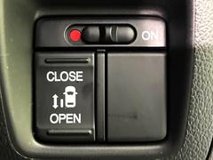 【パワースライドドア】スマートキーや運転席のスイッチでスライドドアの開閉が可能♪電動だから力を入れてドアを開ける必要が無く、小さいお子様でも、重い荷物を持っている時もラクに開け閉めできます♪ 5
