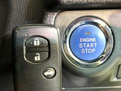 【アクセスキー＆プッシュスタート】カバンやポケットに入れたままでもドアの施錠・解錠が可能なスマートキーを装備。エンジンのオン・オフ時もカギを取り出す必要が無く、ボタンをプッシュするだけでＯＫ♪ 6