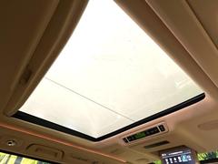 【サンルーフ】開放感たっぷりの希少装備、サンルーフが装着されています！車内に明かりを取り入れたり景色を楽しむ以外にも、車内の空気も簡単に換気できて快適です！ 3