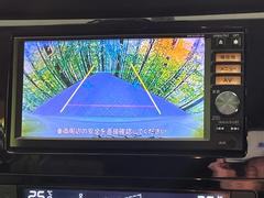 【バックカメラ】駐車時に後方がリアルタイム映像で確認できます。大型商業施設や立体駐車場での駐車時や、夜間のバック時に大活躍！運転スキルに関わらず、今や必須となった装備のひとつです！ 5