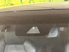 【トヨタセーフティセンス】走行中に前方の車両等を認識し、衝突しそうな時は警報とブレーキで衝突回避と被害軽減をアシスト。より安全にドライブをお楽しみいただけます。 3