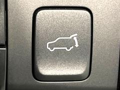 【パワーバックドア】スマートキーや運転席のボタンを押すだけでリアゲートが自動で開閉します！荷物を持っている時や、高い位置にあるバックドアを閉める際に便利な機能です♪ 5