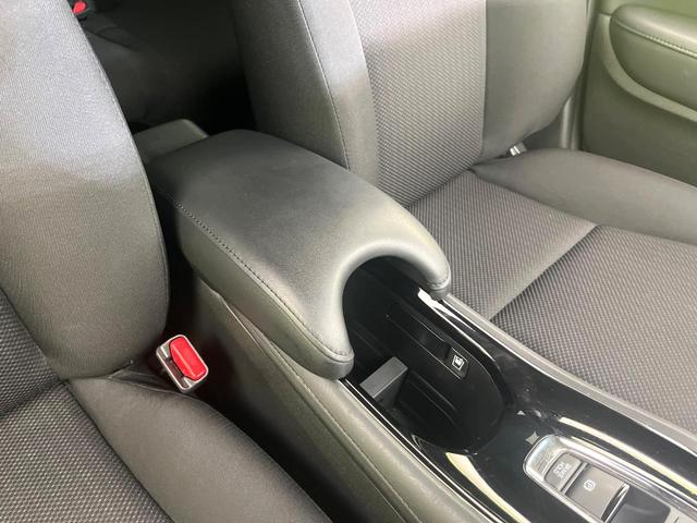 ヴェゼル ハイブリッドＸ　４ＷＤ　禁煙車　純正ナビ　ＣＤ／ＤＶＤ／Ｂｌｕｅｔｏｏｔｈ　バックカメラ　ＥＴＣ　衝突被害軽減システム　コーナーセンサー　ＬＥＤヘッド　クルコン　オートライト　オートエアコン　純正１６インチアルミ（43枚目）