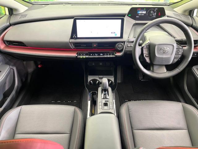 プリウス Ｚ　４ＷＤ　純正１２．３型ディスプレイ　全周囲カメラ　Ｂｌｕｅｔｏｏｔｈ接続　衝突軽減システム　レーダークルーズ　コーナーセンサー　合皮シート　シートエアコン　パワーシート　ＬＥＤヘッド　電動リアゲート（2枚目）