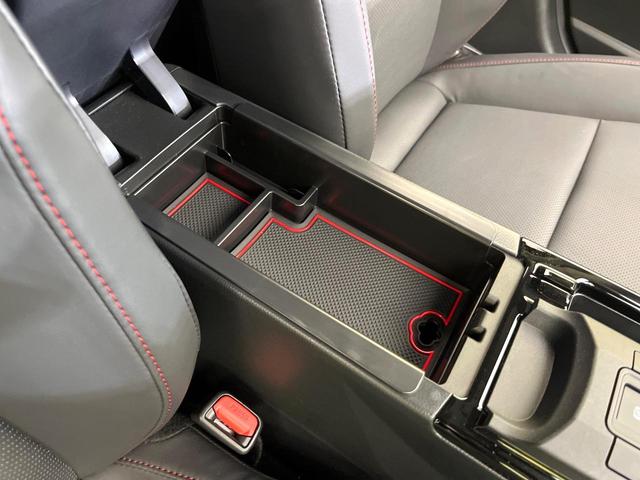プリウス Ｚ　４ＷＤ　純正１２．３型ディスプレイ　全周囲カメラ　Ｂｌｕｅｔｏｏｔｈ接続　衝突軽減システム　レーダークルーズ　コーナーセンサー　合皮シート　シートエアコン　パワーシート　ＬＥＤヘッド　電動リアゲート（51枚目）