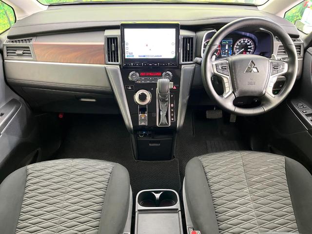 デリカＤ：５ Ｐ　４ＷＤ　禁煙車　純正１０型ナビ　全周囲カメラ　ＣＤ／ＤＶＤ／フルセグ　Ｂｌｕｅｔｏｏｔｈ接続　衝突軽減装置　レーンアシスト　ＬＥＤヘッド／フォグ　オートハイビーム　両側電動スライドドア　電動リアゲート（2枚目）