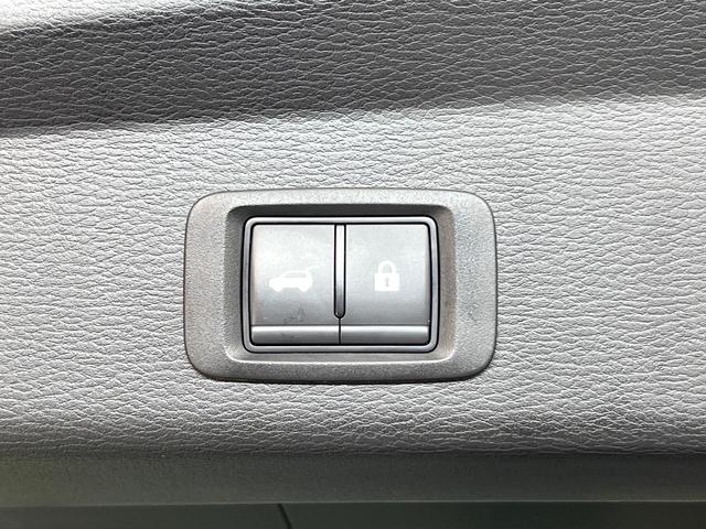 アウトランダーPHEV P 4WD 禁煙車 サンルーフ 純正9型ナビ 全周囲カメラ フルセグ Bluetooth BOSEサウンド 衝突軽減装置 LEDヘッド/フォグ オートハイビーム シーケンシャルターンランプ 電動リアゲート(23枚目)