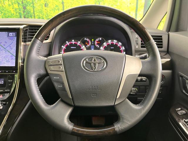 【ウッドコンビステアリング】高級感ある木目調パーツを採用した手に良く馴染むコンビハンドル。運転席廻りの雰囲気も一気に豪華になります!