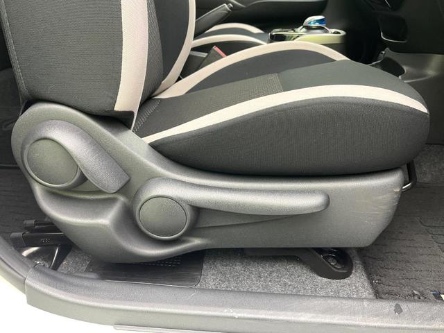 ノート e-パワー X 禁煙車 全周囲カメラ 衝突軽減装置 コーナーセンサー オートマチックハイビーム オートライト 車線逸脱警報 踏み間違い防止装置 横滑り防止装置 レーンアシスト デジタルインナーミラー オートエアコン(34枚目)