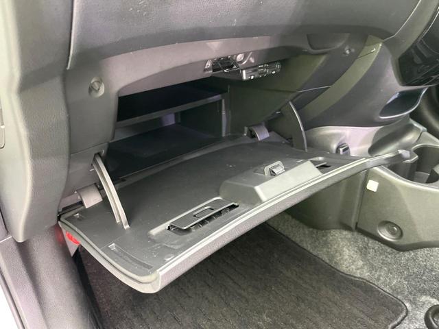 ノート e-パワー X 禁煙車 全周囲カメラ 衝突軽減装置 コーナーセンサー オートマチックハイビーム オートライト 車線逸脱警報 踏み間違い防止装置 横滑り防止装置 レーンアシスト デジタルインナーミラー オートエアコン(45枚目)