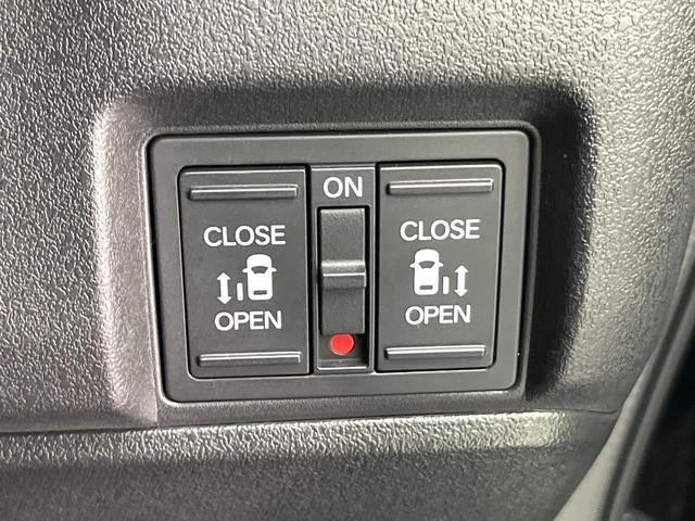 【両側パワースライドドア】スマートキーや運転席のスイッチで後席両側スライドドアの開閉が可能♪電動だから力を入れてドアを開ける必要が無く、小さなお子様でも簡単に開け閉めでき快適です♪