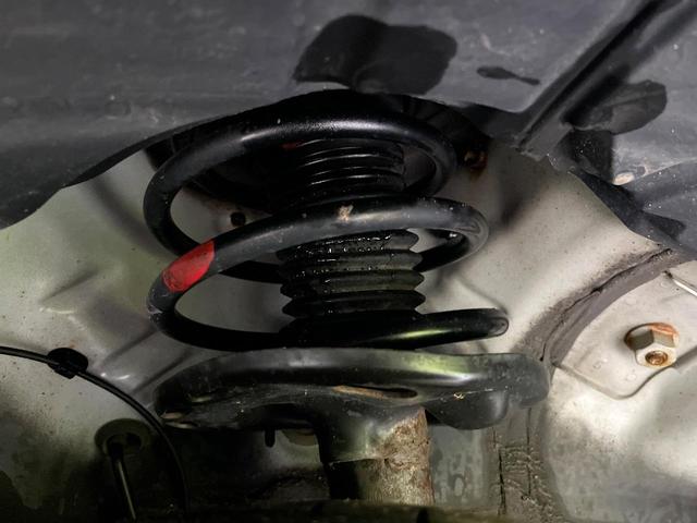 お車を安心してお乗りいただく為には、足回りの定期点検が欠かせません。サービスサポート（有償保証）では無料点検もご提供しており、安心のカーライフをお過ごしいただけるサポート体制が整っています。