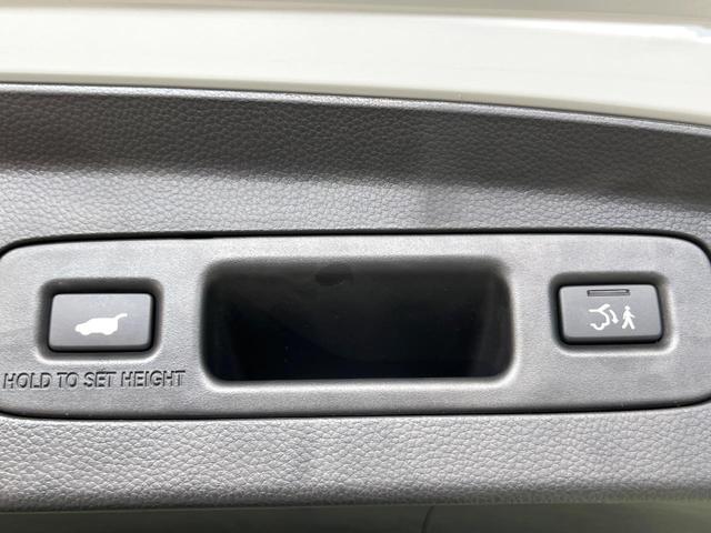 【パワーバックドア】スマートキーや運転席のボタンを押すだけでリアゲートが自動で開閉します！荷物を持っている時や、高い位置にあるバックドアを閉める際に便利な機能です♪