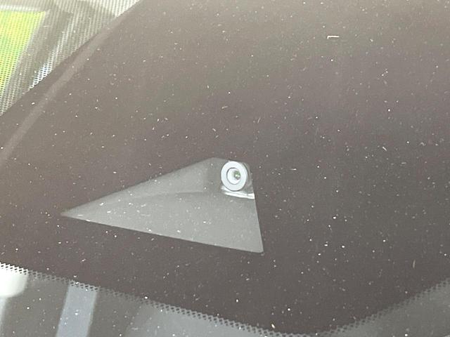 【エマージェンシーブレーキ】走行中に前方の車両等を認識し、衝突しそうな時は警報とブレーキで衝突回避と被害軽減をアシスト。より安全にドライブをお楽しみいただけます。