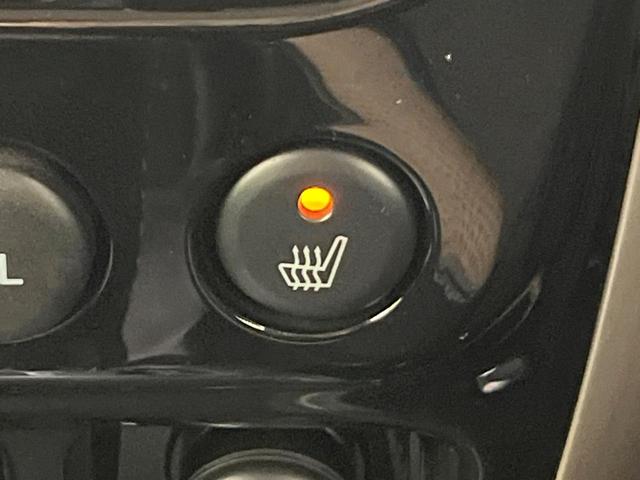 【シートヒーター】寒い日に重宝するシートヒーター！エアコンより早く温まってくれるので寒がりの人も安心ですね♪エアコンの温風は乾燥するから苦手、という方にもをおすすめです。