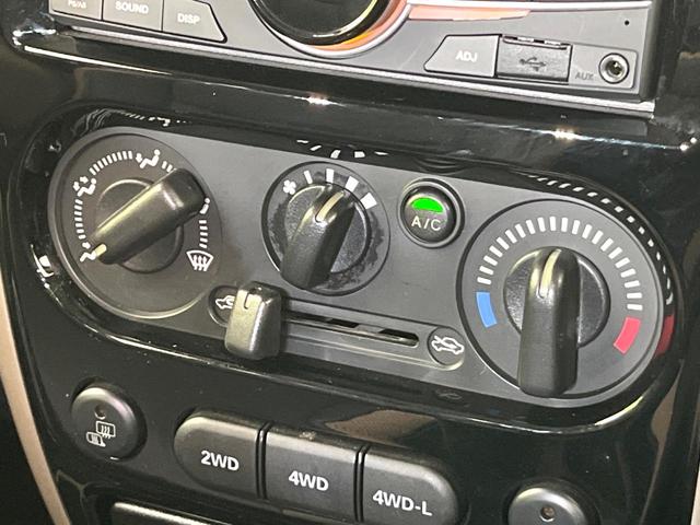 寒い冬も暑い夏も全席に快適な空調を届けてくれる、ダイヤル式エアコンを装備♪